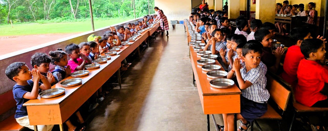 A Special Lunch Day at Alevoor Poornaprajna Public School