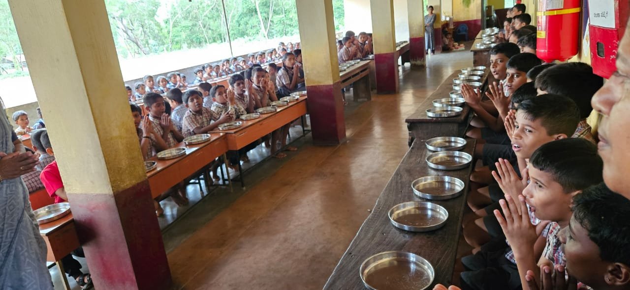 A Special Lunch Day at Alevoor Poornaprajna Public School